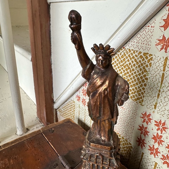 1950's Vintage Cast Metal Statue of Liberty Figurine - Picture 5 of 9